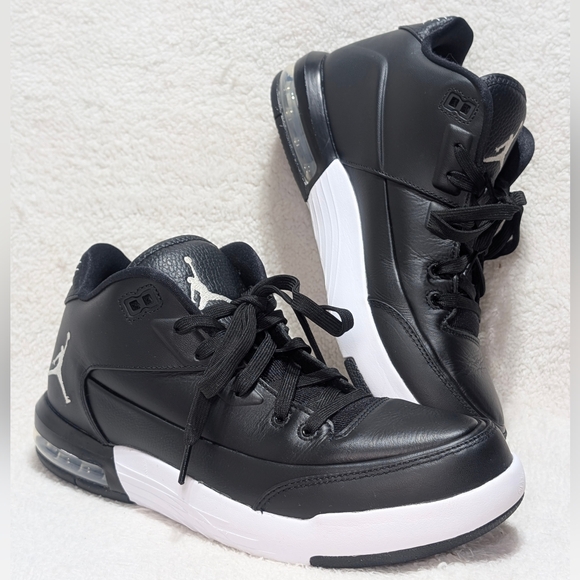 Jordan Men's 10.5 Flight Origin 3 Mid Sneaker Black & White Basketball Athletic